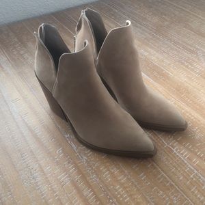 Vince Camuto 7.5 booties